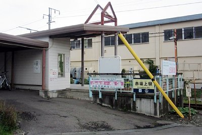 ホームへの入り口と駐輪場