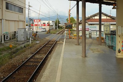駅のそばに踏切があります