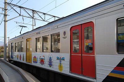 電車がホームに停車しています