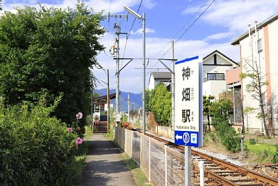 踏切そばから線路に沿って駅へ入ります