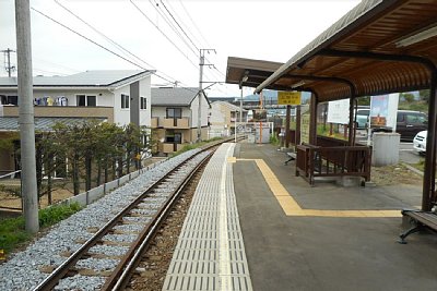 ホームにはベンチもあります