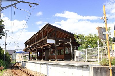 ホームはカーブしています