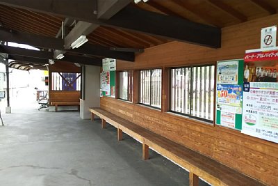 待合所には自動券売機があります