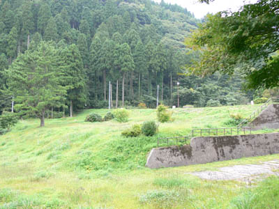 堤体を右岸上流から見る