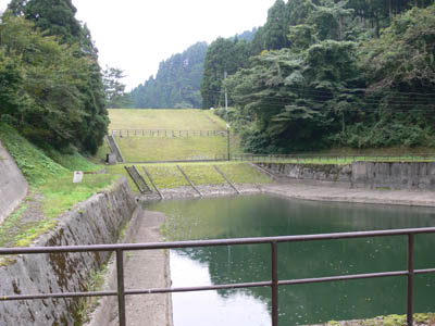 堤体を下流から見る
