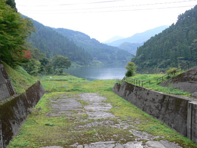 洪水吐きからダム湖が見える