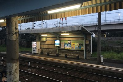 ホーム上に上屋がある
