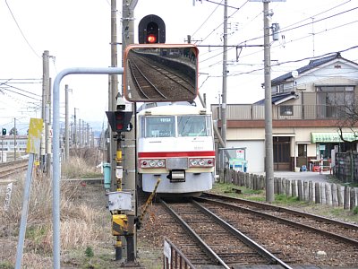 富山地方鉄道本線を走る特急列車