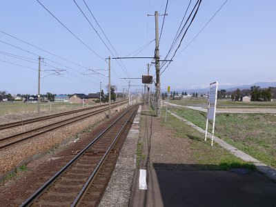 北陸本線と並走しています