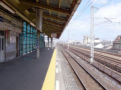 電鉄魚津駅高架ホーム