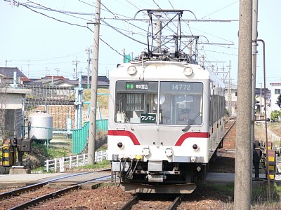電鉄石田駅を通過する特急14760系電車