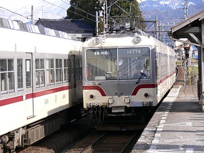 舌山駅ですれ違う14760系電車