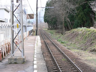 ホームから下り方面を見る