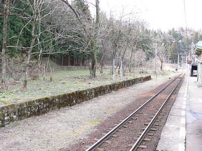 相対式ホームの跡が残っています