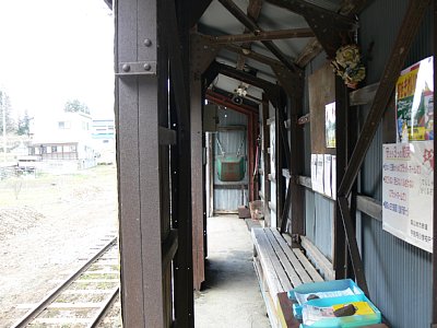 待合所とホームの間隔が・・・狭い