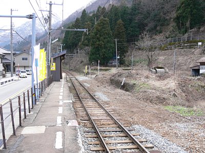 ホームから下り方面を見る