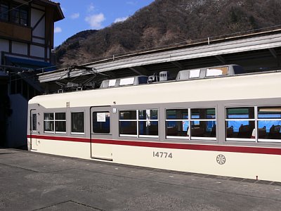 14760系電車が停車しています