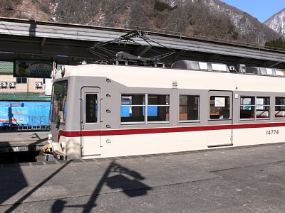留置線にもホームがあるのですが・・・