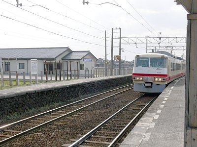 越中三郷駅に進入する16010系電車