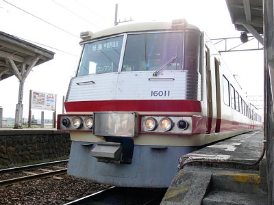 越中三郷駅に停車する16010系電車