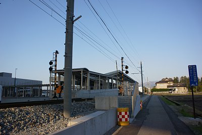 駐車場から新幹線駅へ行くには、新黒部駅を通ります