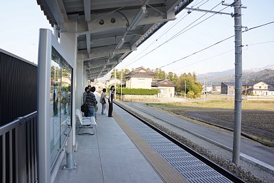 新黒部駅ホームは1面1線です