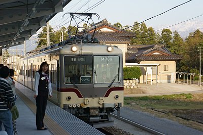 新黒部駅ホームに14766電車が到着しました