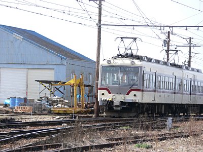 上市駅に到着する特急列車