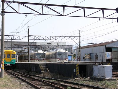 上市駅に停車する3本の列車