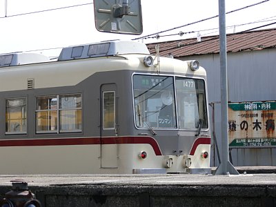 上市駅に停車する特急列車