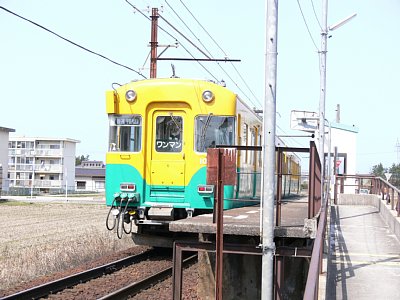 新宮川駅に停車する10030系電車