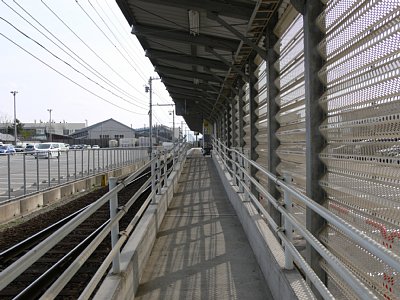 ホームへの通路はスロープになっています