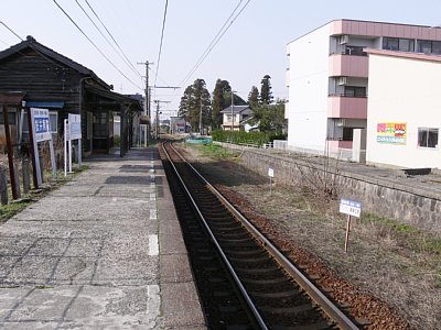 以前は相対式ホームだったのですが