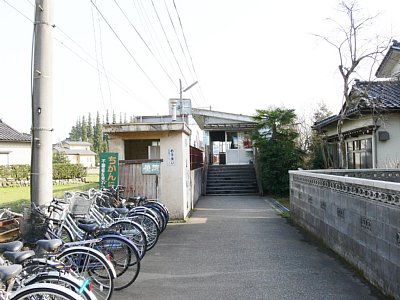 駅前には駐輪場があります