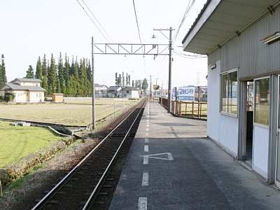 布市駅ホーム