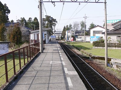 ホームから上り方面を見る