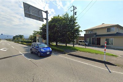 右側の公園が駅跡です
