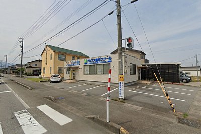 右側の敷地が駅跡です