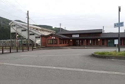 新駅舎は笹津線の路線跡に建てられている