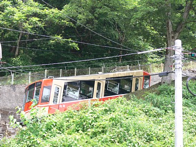 立山駅を発車した立山ケーブルカー