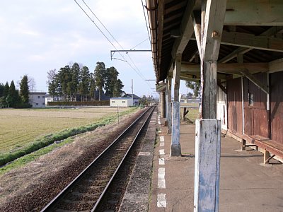 ホームから上り方面を見る
