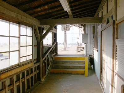ホームへ続く通路