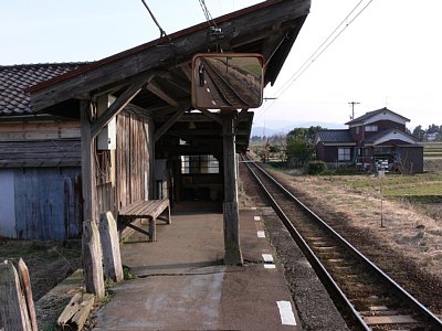 ホームから下り方面を見る