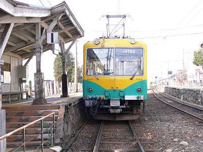 岩峅寺駅1番線に入線した14760系電車
