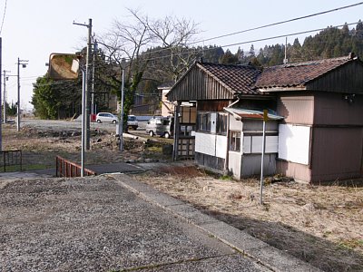 ホームから駅舎を見る