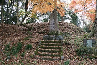 本丸の土塁と山口宗永の慰霊碑