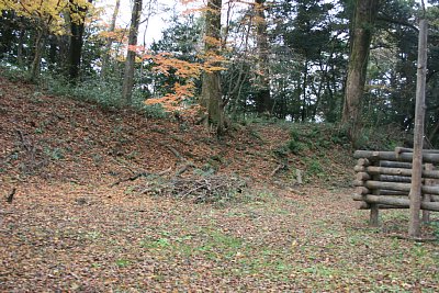 鐘ヶ丸の土塁はかなり大規模なものです