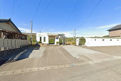 駅前には公衆電話と駐輪場がある
