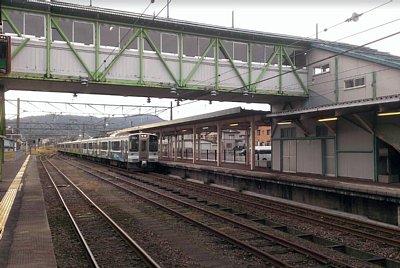 ホームと跨線橋