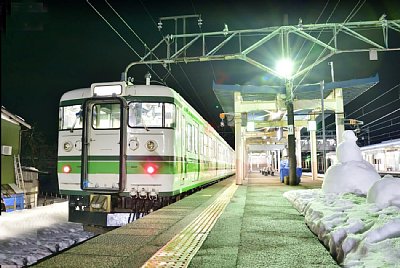 夜のホームと普通列車